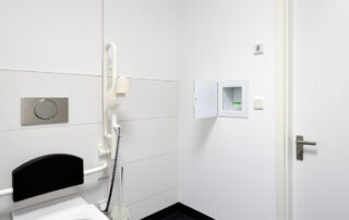 Patienten-WC mit Labordurchreiche barrierefrei